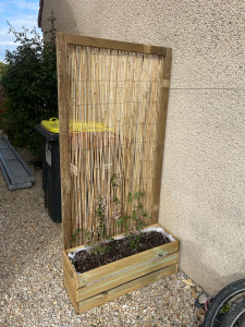 Photo de galerie - Jardinière avec brise vue pour cacher les poubelles