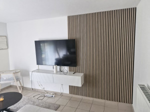 Photo de galerie - Pose du panneau décoratif sur le mur 