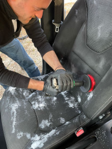 Photo de galerie - Lavage des sièges avec shampouineuse à vapeur
