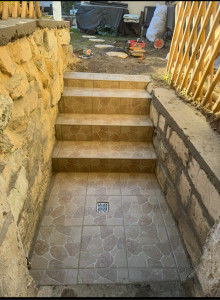 Photo de galerie - Rénovation de escalier pose carrelage et joint pierre après 