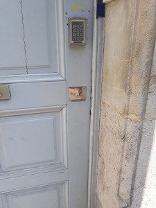 Photo de galerie - Pose de serrure multi point et verrou de securite. Judas  et chenette .ouverture  de porte claquee et verrouiller  extraction de cle cassee 