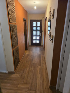 Photo de galerie - Rénovation d'un couloir 
peinture a la chaux et pose d'une isolation au sol + pose de parquet flottant et plinthes ainsi que décoration mural