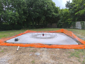 Photo de galerie - Dalle béton pour recevoir pyramide pour enfants 