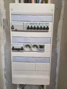 Photo de galerie - Pose et câblage d'un tableau électrique en triphasé avec programmation d'une horloge 