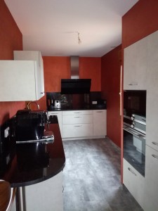 Photo de galerie - Une cuisine que j'ai dessiné sur SketchUp, les éléments, plan de travail en granite ont été réalisés par un artisan suivant mes plans. J'ai cassé l'ancienne cuisine, déplacé un WC, une cloison et une porte abattus pour aménager la nouvelle cuisine.     