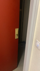 Photo de galerie - Ouverture d’une porte claquée 