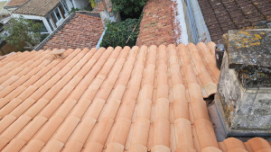 Photo de galerie - 
emplacement de tuiles sur un toit 
