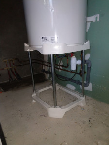 Photo de galerie - Pose d un chauffe eau de 300 litres sur trépied 