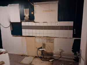 Photo de galerie - Démontage du mobilier de cuisine.