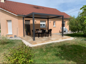 Photo de galerie - Création d’une terrasse pour pergola : pose de travertin et de la pergola