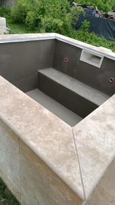 Photo de galerie - Réalisation jacuzzi semi enterré en pierre naturelle 