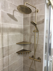 Photo de galerie - Installation de colonne de douche avec ces étagères 