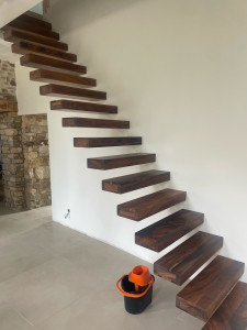 Photo de galerie - Installation escalier suspendu 