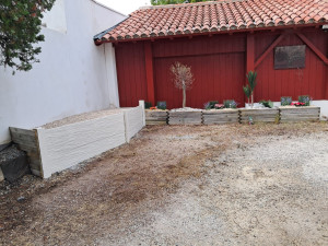 Photo de galerie - Après pause de panneaux en béton, façon ardoise, peinture en deux couches et finition, gravier blanc