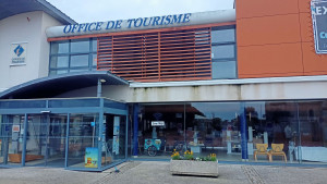Photo de galerie - Entretien de la vitrerie à l'Office de tourisme de La Tranche-sur-Mer