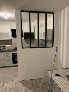 Photo de galerie - Installation petit mur+ verrière de séparation cuisine avec électricité dedans  