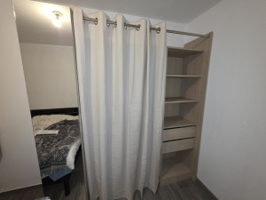 Photo de galerie - Dressing 230 cm monter et fixer au mur pour un usage optimal