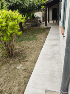 Photo de galerie - Réalisation d'un trottoir en béton balayé 