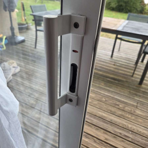 Photo de galerie - Changement de serrure sur coulissant, pose et réglages pour une fermeture parfaite.