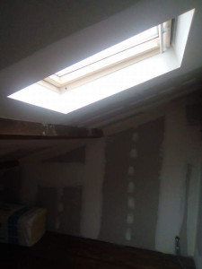 Photo de galerie - Murs et plafonds sur ossature métallique isolation et placo et joints .
habillage  fenêtre de toit 