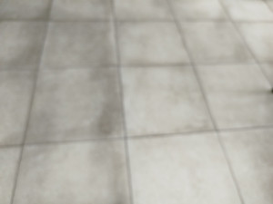 Photo de galerie - Décapage d'un carrelage. avant/après avec une machine à vapeur semi professionnelle . 