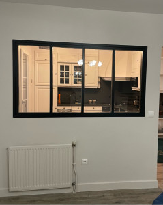 Photo de galerie - Pose d’une verrière dans un mur en brique, reprise d’enduits et peinture