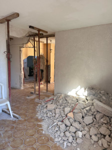 Photo de galerie - Création d’ouverture mur porteur cuisine / salon  Mise en place d’étais pour sécurisation, démolition contrôlée du mur porteur, création d’une ouverture, évacuation des gravats et préparation pour pose d’IPN. Finition brute prête pour habillage.