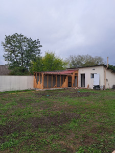 Photo de galerie - Creation parc extérieur pour animaux,  aménagement intérieur (électricité, isolation,pose de 4 portes, Placo, toile de verre et peinture, carrelage 