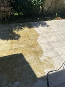Photo de galerie - Nettoyage de terrasse carrelée — Résultat visible en cours de travail