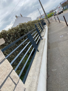 Photo de galerie - Peinture électrostatique pour clôture de maison : finition professionnelle, durable et résistante, garantissant un rendu élégant et parfaitement protégé dans le temps.