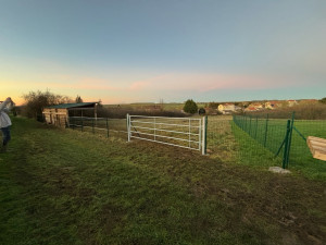 Photo de galerie - Pose de clôture rigide avec portail pour parc 