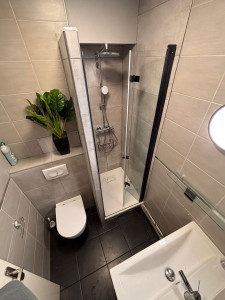 Photo de galerie - Wc geberit avec habillage 
étanchéité sous carrelage 
pose receveur 70 90
realisation mur séparation 
pose porte de douche 
meuble vasque et miroir 
carrelage zone douche 
