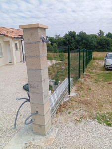 Photo de galerie - Pose pillier+ seuil béton et clôture rigide 