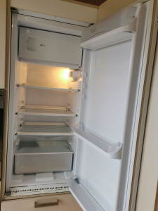 Photo de galerie - Nettoyage d'un frigo en mauvais état, dans un logement vide pour repartir en location 