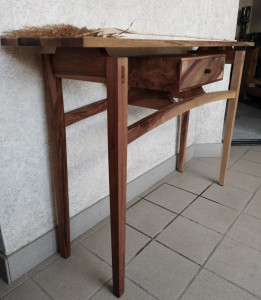 Photo de galerie - Réalisant d'une console d'entrée en noyer massif et résine epoxy 