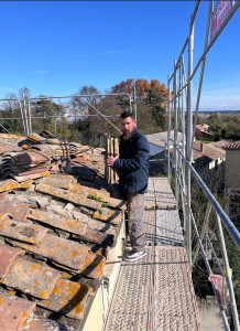 Photo de galerie - Remise en état d’une ancienne toiture avec remplacement de vieille tuiles, remplacement, ancien faîtage, rive et charpente avec isolation