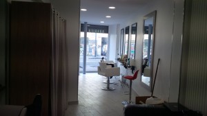 Photo de galerie - Renovation complète d'un sallon de coiffure : BA13, peinture, plomberie, carrelage, pose de mirroirs et meubles