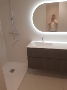 Photo de galerie - Rénovation complète de salle de bain : carrelage, bac à douche et meuble.

