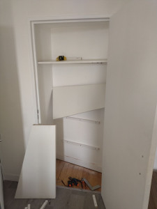 Photo de galerie - Pose de 4  étagères dans une chambre.