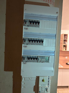 Photo de galerie - Installation de prises et interrupteurs électriques
Déplacement de prises et interrupteurs électriques
Réparation de prises et interrupteurs électriques Installation complète d'appartement 
Installation des bornes électriques 
