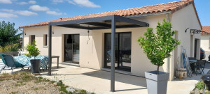 Photo de galerie - Montage d'une pergola bioclimatique 