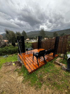 Photo de galerie - Terrasse en bois avec brise vue sur mesure 