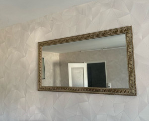 Photo de galerie - Fixation du miroir au mur du salon 