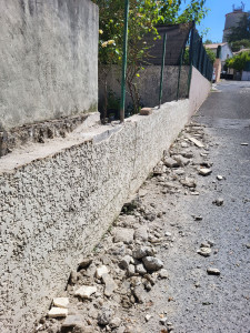 Photo de galerie - Démolition arase friable d'un mur de clôture avec évacuation des gravats 