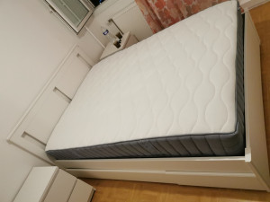 Photo de galerie - Montage d'un lit ikea avec chevets
