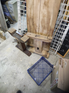 Photo de galerie - Restauration d'une table basse , décapage réparation du plateau, vernis