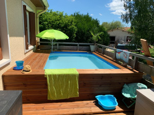 Photo de galerie - Aménagement de terrasse avec piscine tubulaire.terrasse en pin autoclave 