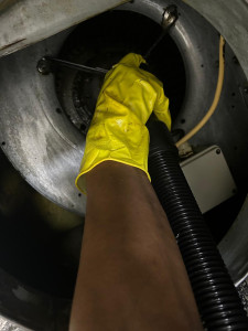 Photo de galerie - Pendant la prestation de nettoyage de dégraissage de hotte a Paris.