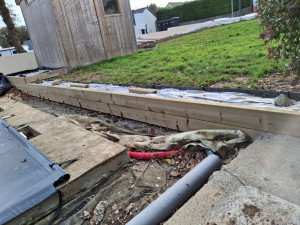 Photo de galerie - Soutien de terre bois, bordures, ceinture de piscine, local technique bois ( réalisé il y a 3 ans) 