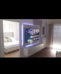 Photo de galerie - Montage d'un meuble TV suspendu, pose d'une TV suspendu sur un coffrage effet marbre avec LED construit par mes propres soins.